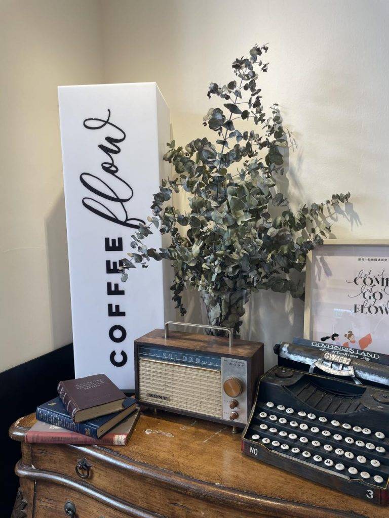 最新cafe coffeeflow 的裝潢特別，店內寫滿了手寫中英文字