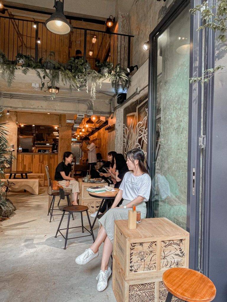 最新cafe 店內環境因為被植物包圍，加上桌椅高度配合得很好，以綠色文化理念為主題