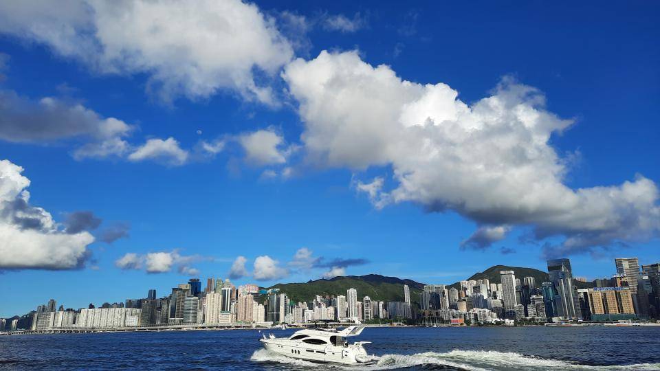 香港日落 藍天好靚，可以看到雲堆