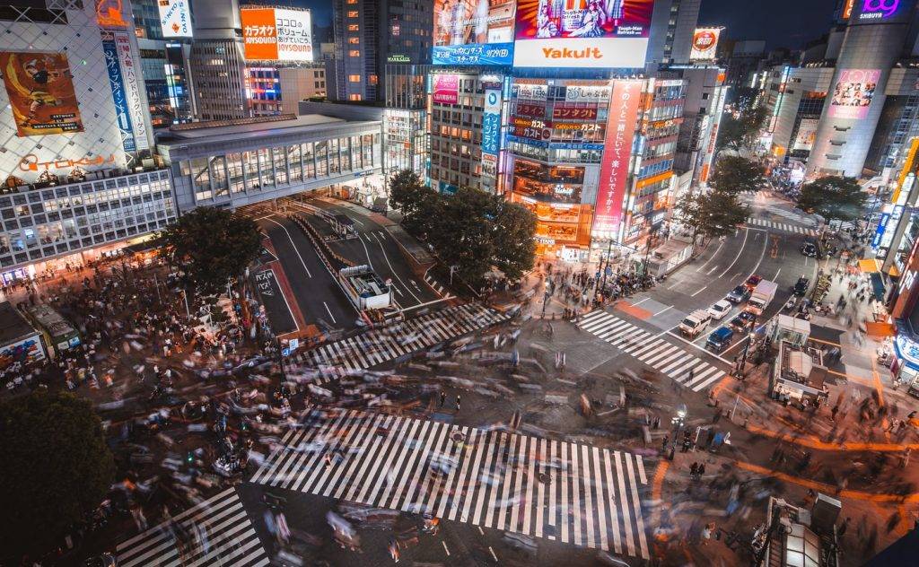 東京 澀谷十字路口人流量高，人潮擠擁、互相穿梭的景象正正是這個景點的特色。