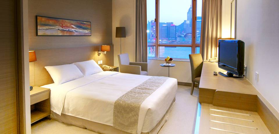 港青酒店YMCA 根據官網指，普通海景房的客人亦可以在房間觀賞「幻彩詠香江」的精彩表演。