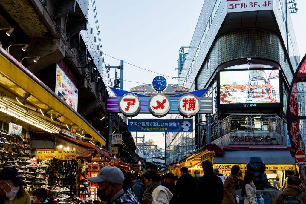 東京 阿美橫丁人頭湧湧，讓人感覺太逼、不好行。