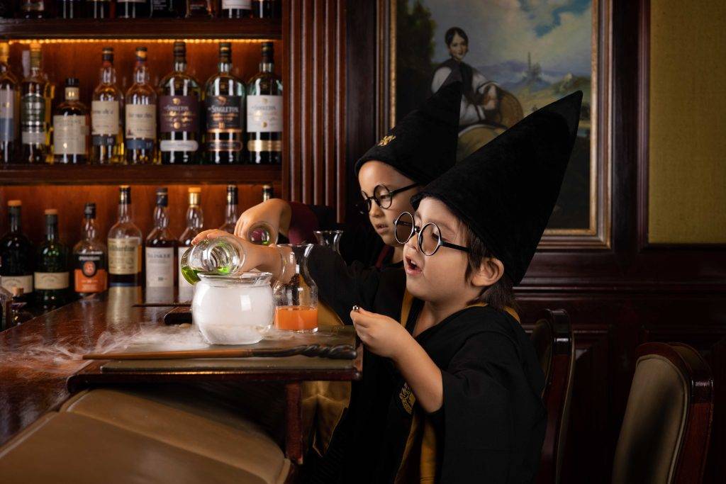 文華東方酒店 4歲至12歲的小朋友，仲可以額外參加千日里推出的「兒童魔法特飲製作班」，親自烹調神秘飲品，希望......石內卜教授不在場啦！