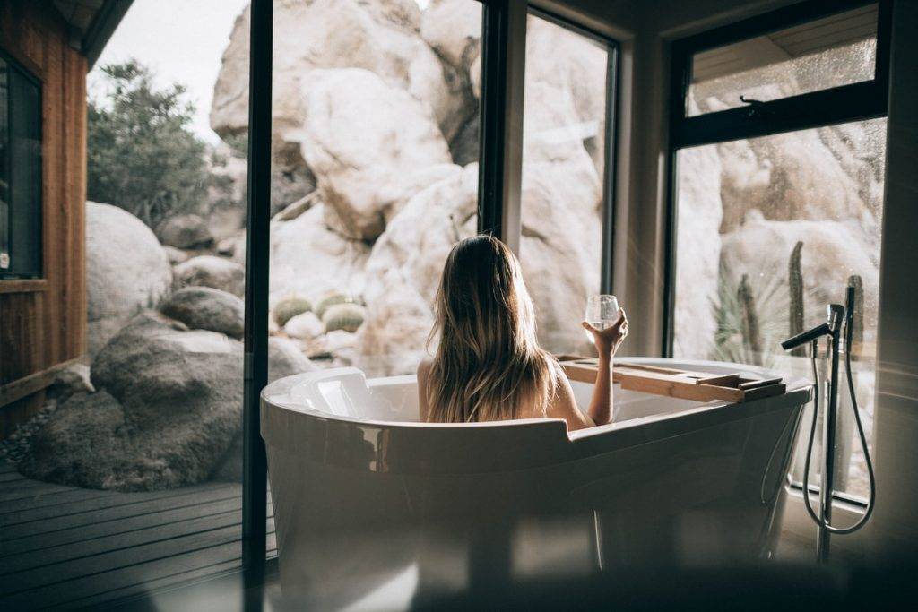 水池、浴缸有利於細菌滋生，可能會導致人們的毛囊與皮膚受到感染。（圖片來源：Unsplash@Roberto Nickson）