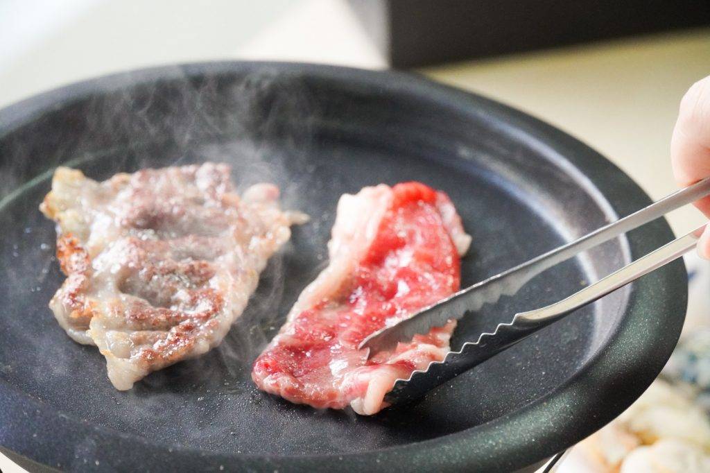 有田極上海鮮燒肉大盛合包有田翼板肉薄片，油花多、嫩度適中、風味十足！（圖片來源：KKday）