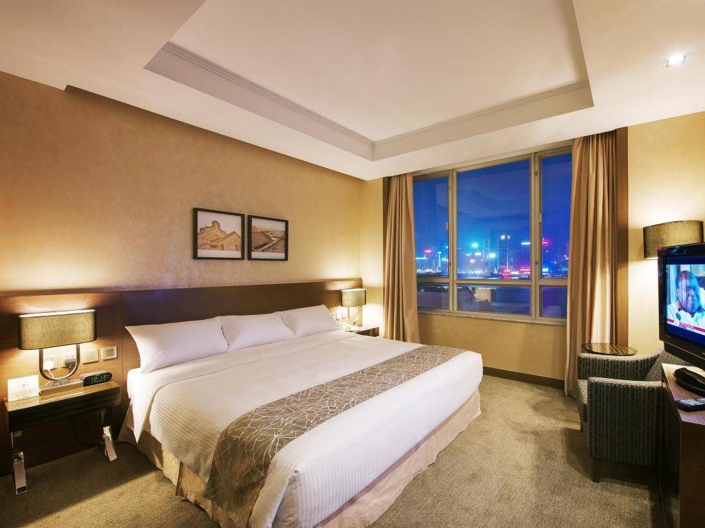 港青酒店YMCA 海景套房的客人可以在房間觀賞「幻彩詠香江」的精彩表演。
