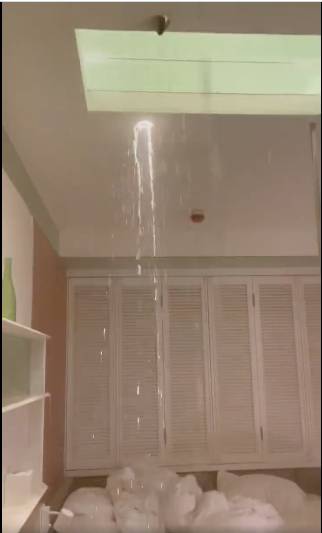 香港酒店Staycation浸浴 天花燈泡位置嚴重漏水