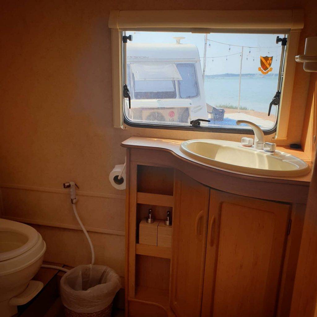 布吉酒店度假村 以及洗手間設備。