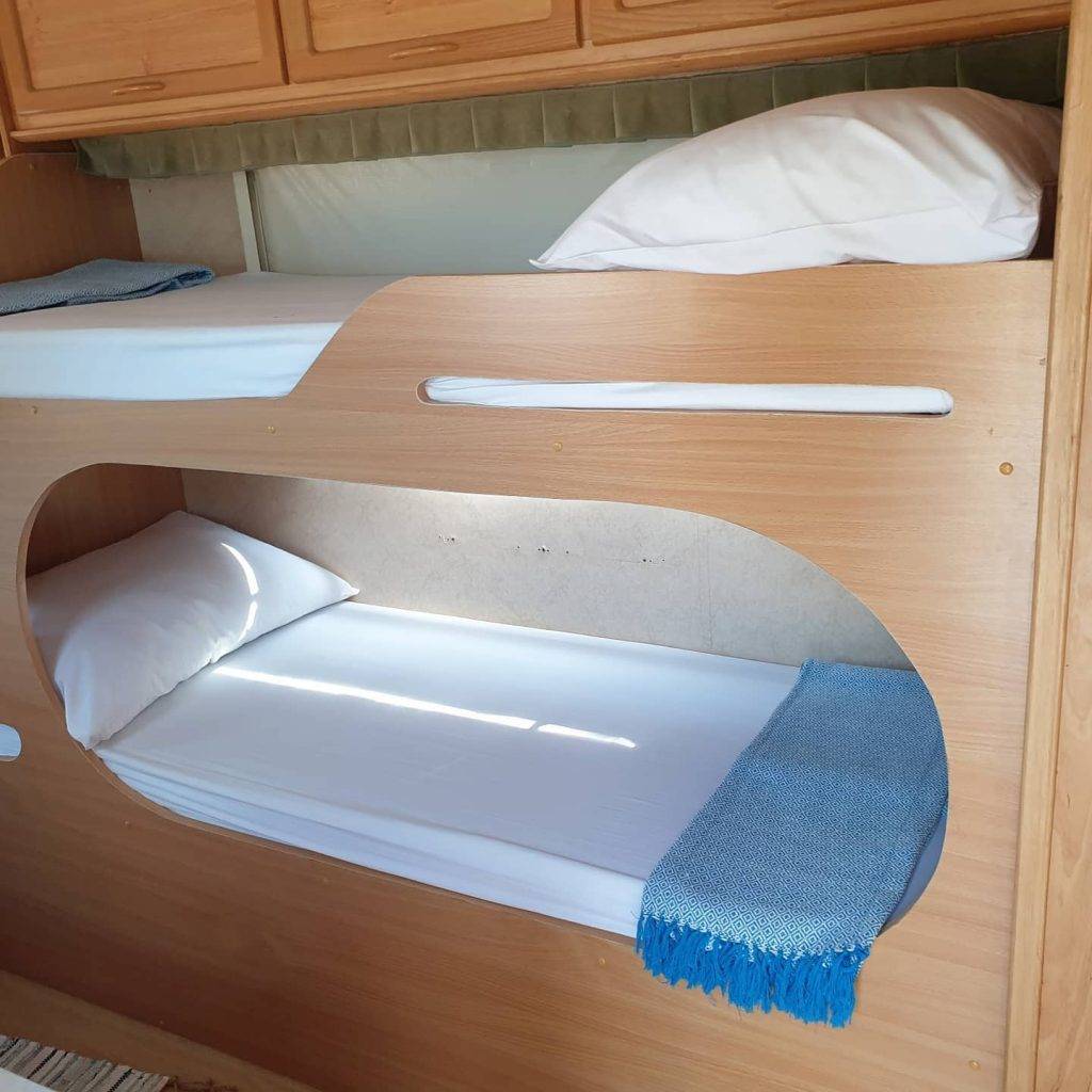 布吉酒店度假村 露營車內有乾淨床鋪。