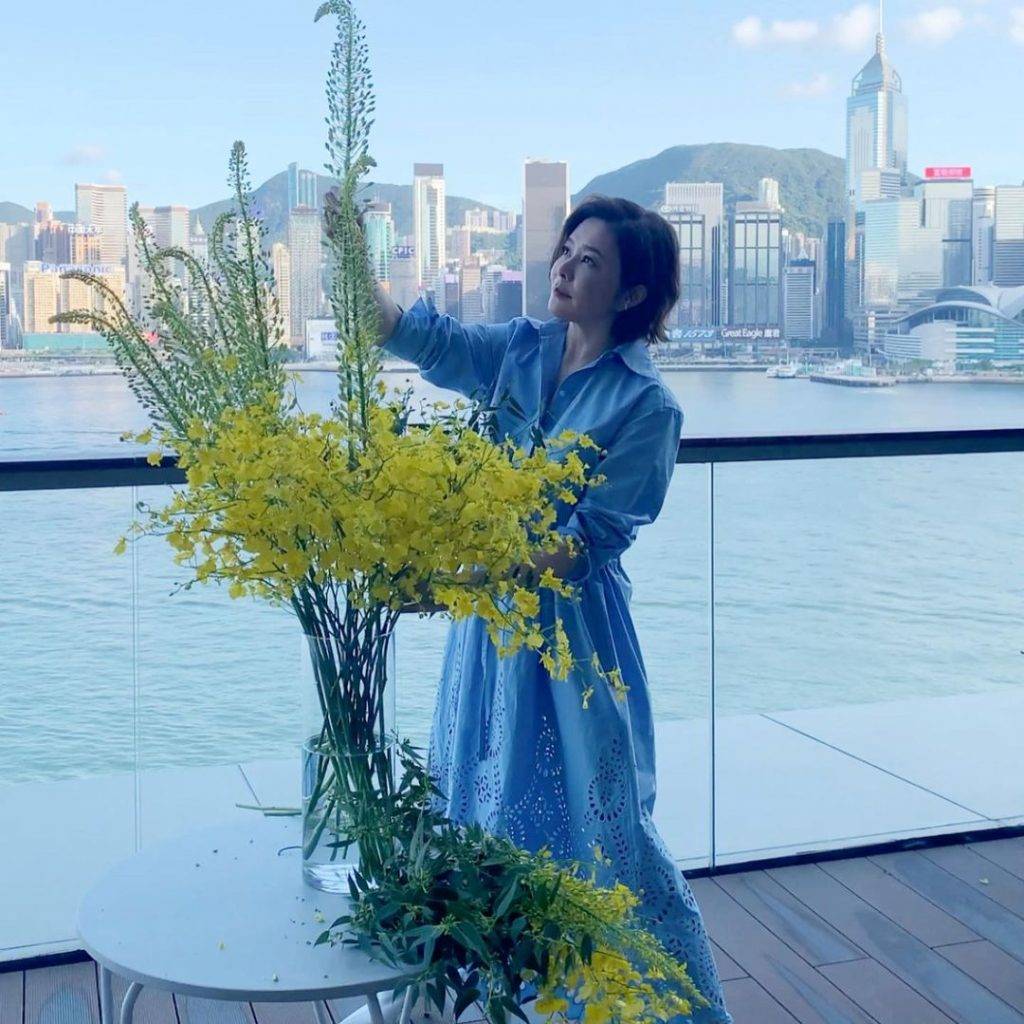 關之琳 關之琳卻在IG上傳了在酒店露台望住維港插花的照片。