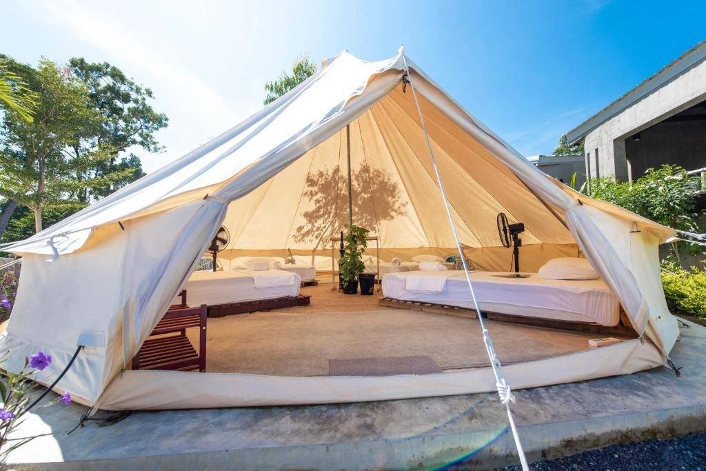 布吉酒店度假村 帳篷內設施齊全，有冷氣或風扇設備。