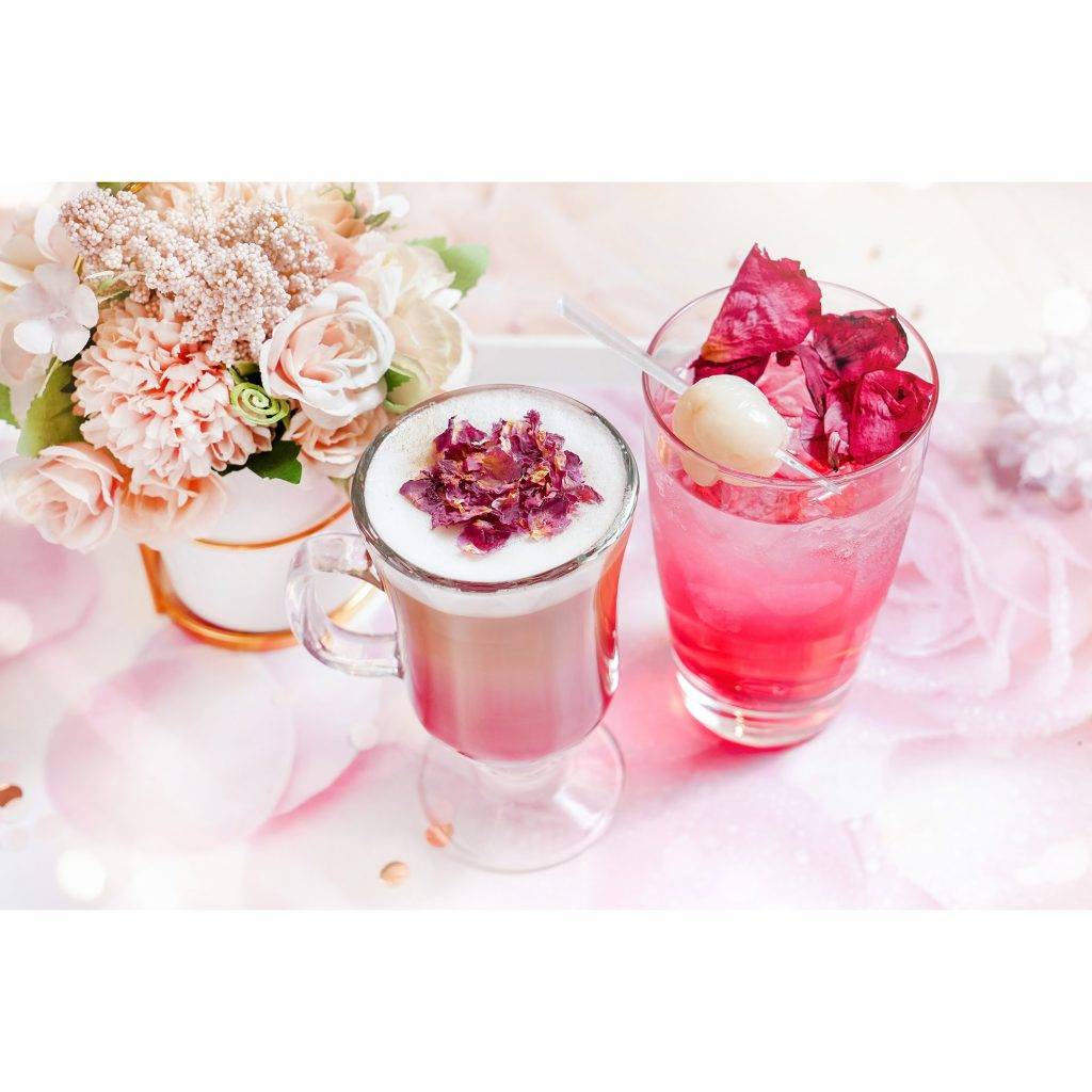 珀薈酒店 「盛夏玫瑰」下午茶用了粉色花束裝飾配襯，再在旋轉托盤有各式各樣精緻鹹甜點。