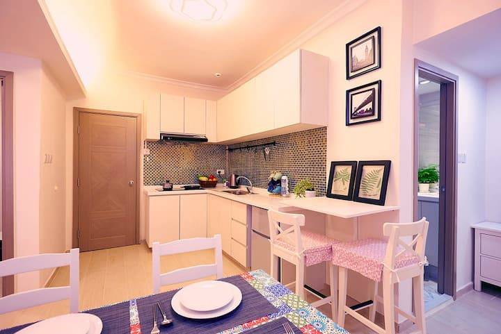 大叔的愛ViuTV｜田田牧牧同居地點：飯廳及開放式廚房。（圖片來源：Airbnb）