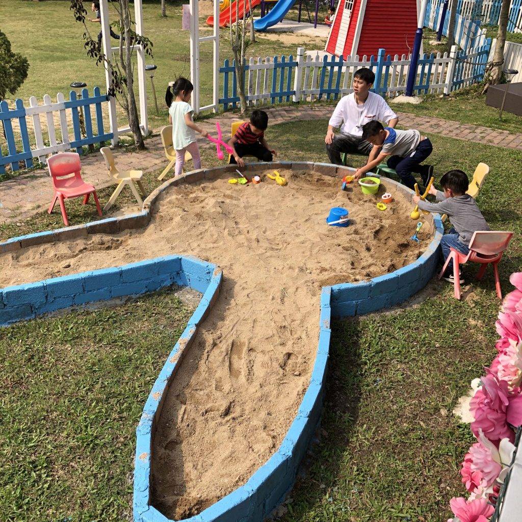 暑假好去處 場內亦有兔型沙池，讓家長和小朋友一起玩樂。