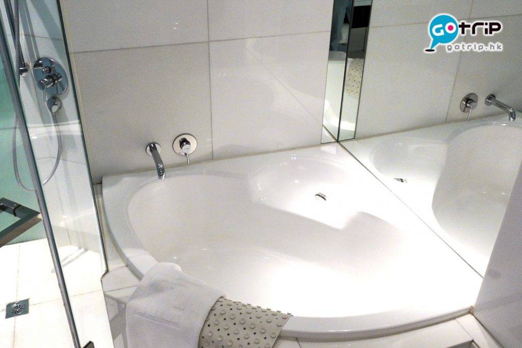 富豪香港酒店 行政樓層高級客房備有浴缸。