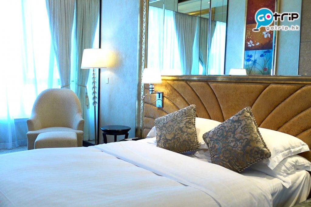 富豪香港酒店 行政樓層高級客房房間位於31樓，景觀更佳，能俯瞰維港海景及維園一帶景色。