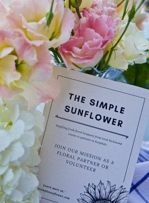 Eleanor與義工每周都會為病人送上鮮花。（圖片來源：The Simple Sunflower）