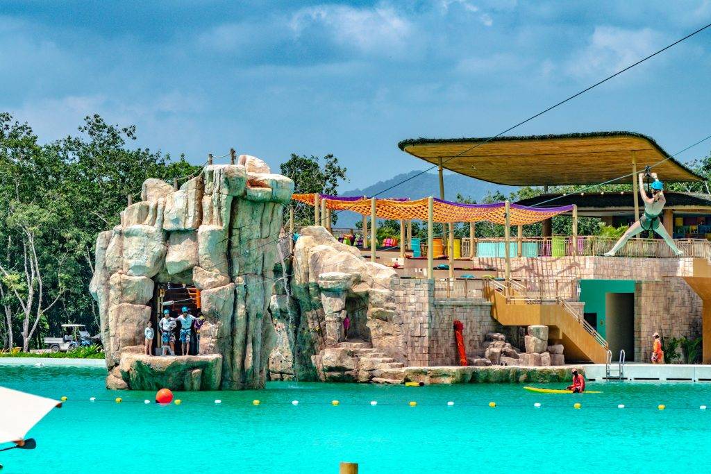 布吉酒店度假村 Blue Tree Waterpark於2019年尾開張，面積近20萬呎，設有水上玩樂設施、餐廳及各種休閒場所。