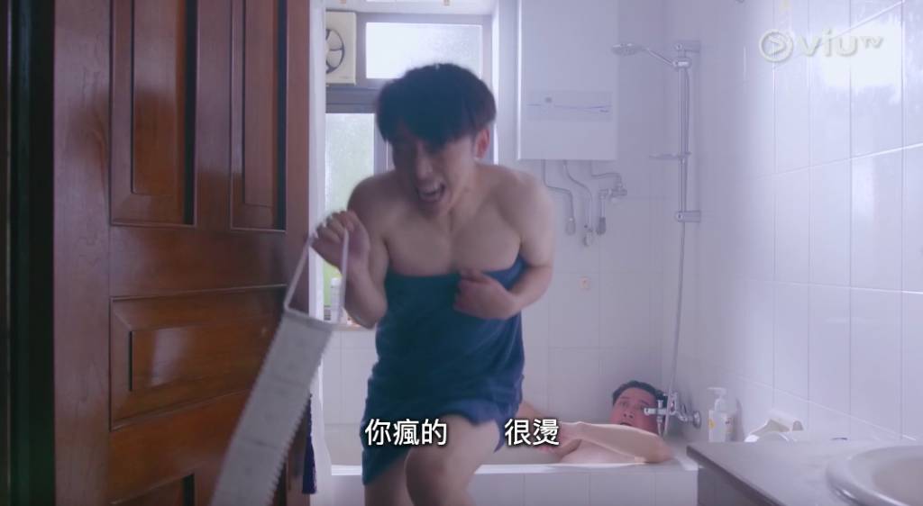 大叔的愛ViuTV｜劇中田田闖入浴室，希望為牧牧父親擦背。（圖片來源：ViuTV）