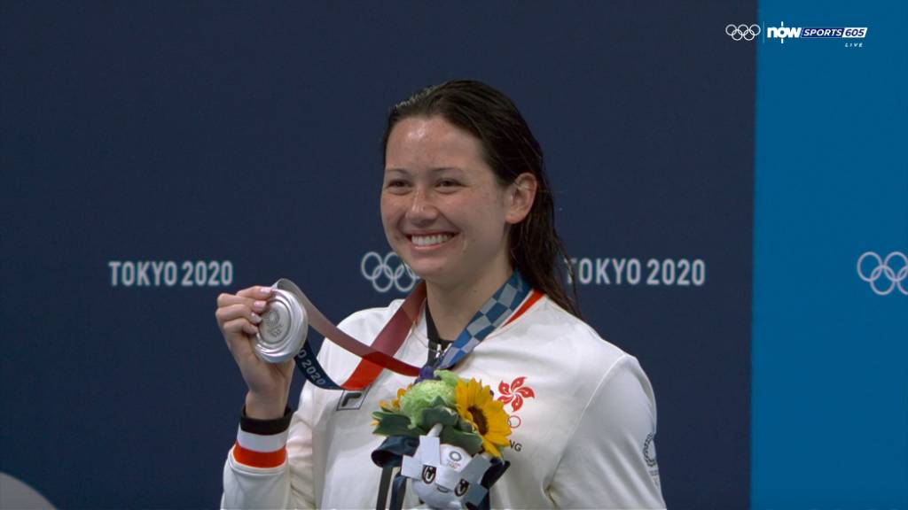 28日，何詩蓓先在女子200米自由泳決賽，為港摘下一面銀牌。（圖片來源：now）