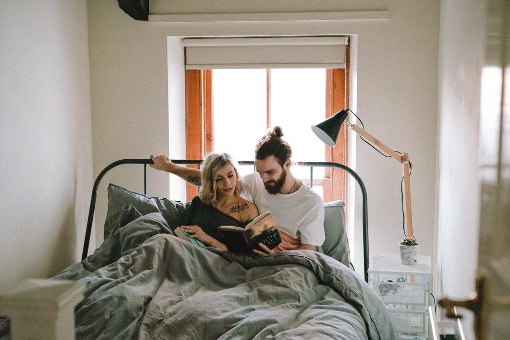 夫妻關係 睡前溝通交談有助增進夫妻感情。