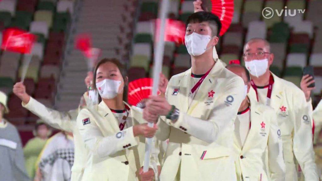 2021東京奧運開幕禮 兩位持旗手眼神堅毅，似乎對即將來臨的比賽充滿鬥志。