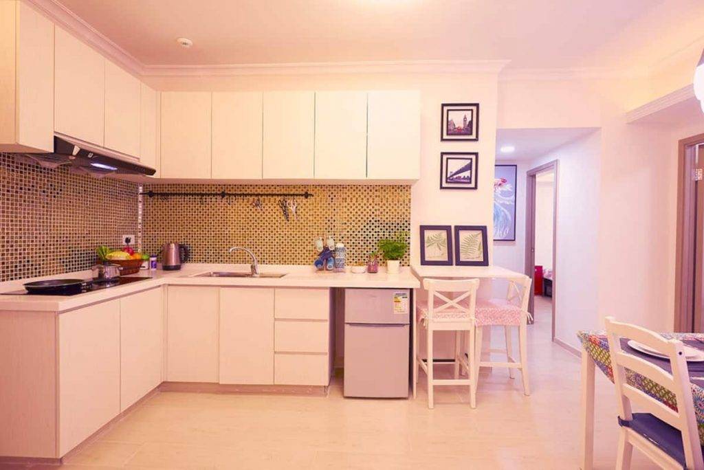 大叔的愛ViuTV｜田田牧牧同居地點：開放式廚房。（圖片來源：Airbnb）
