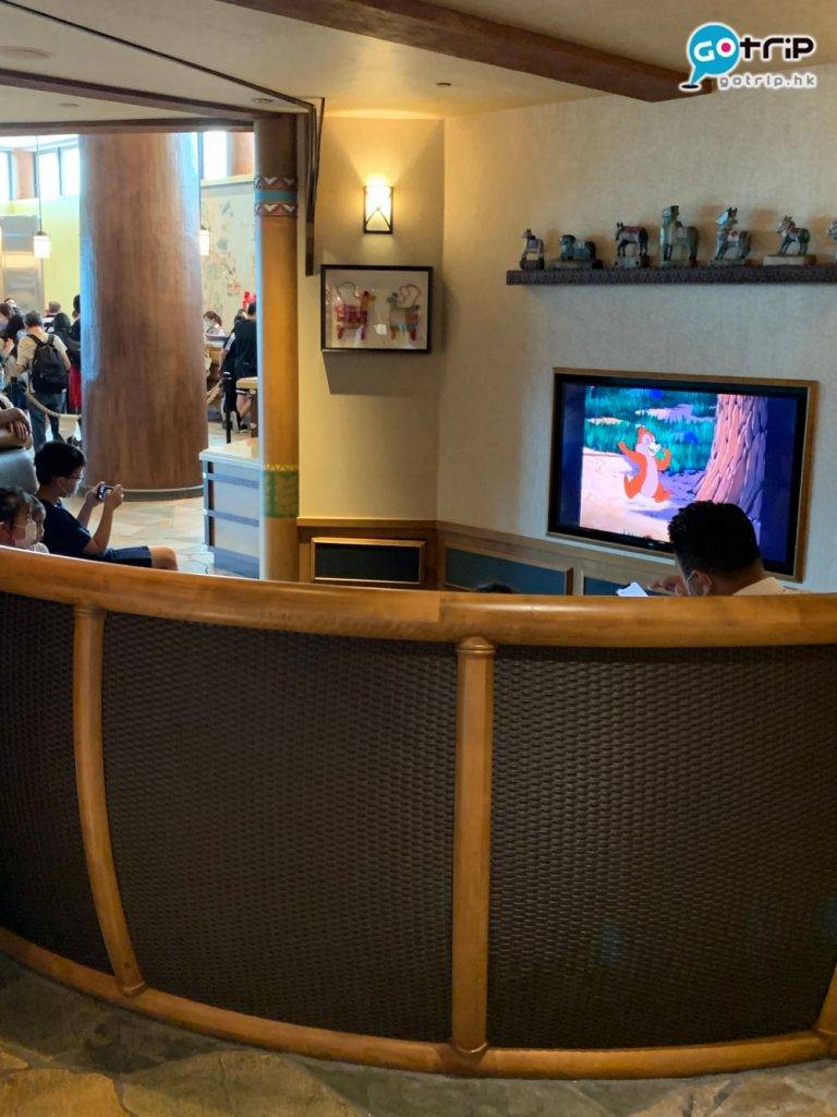 迪士尼探索家度假酒店 大堂娛樂區，播放迪士尼卡通。