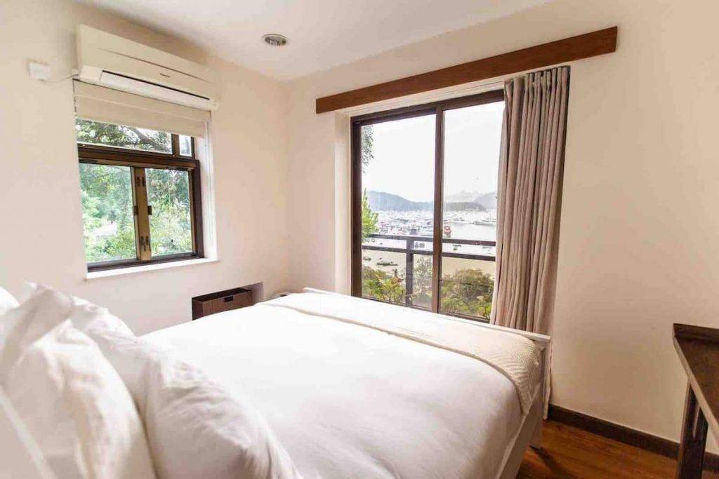 大叔的愛ViuTV｜從Airbnb的照片，可見房間有一個露台，裝修完全一樣。（圖片來源：Airbnb）
