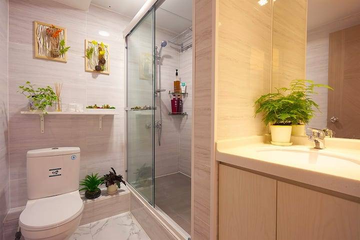 大叔的愛ViuTV｜田田牧牧同居地點的洗手間。（圖片來源：Airbnb）