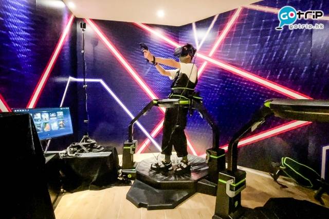 朗廷酒店 Virtuix Omni 香港好罕見，戴上特製的Omni傳感器，玩家舉手投足——包括跑步動作，都會一一投射於虛擬世界中，相當刺激！