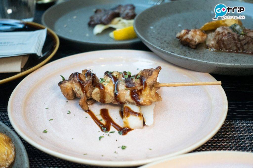 EAST東隅酒店自助餐 照燒大蔥雞肉串，大蔥味道突出，雞肉口感鮮嫩，頗有日本居酒屋風味。
