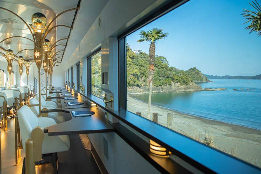 四國 觀光列車途經高知城等知名景點，沿途可以看到蔚藍海岸的景色。（圖片提供： JR四國）