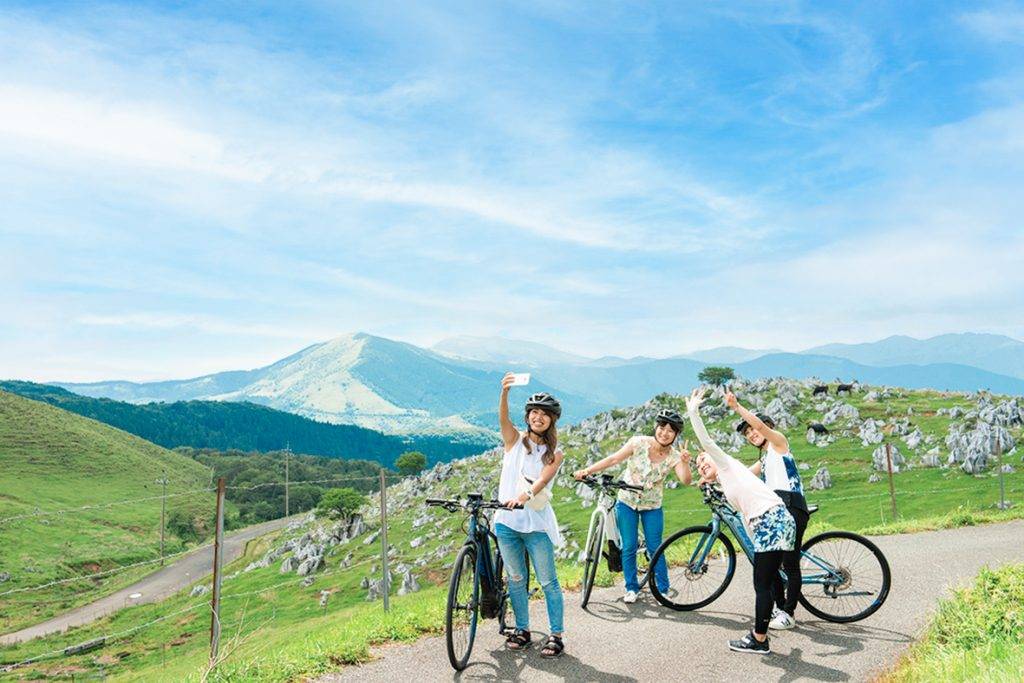 四國 春季至秋季期間可以在四國喀斯特騎單車遊覽，又或享受自駕兜風之樂。 (圖片提供： 愛媛縣）