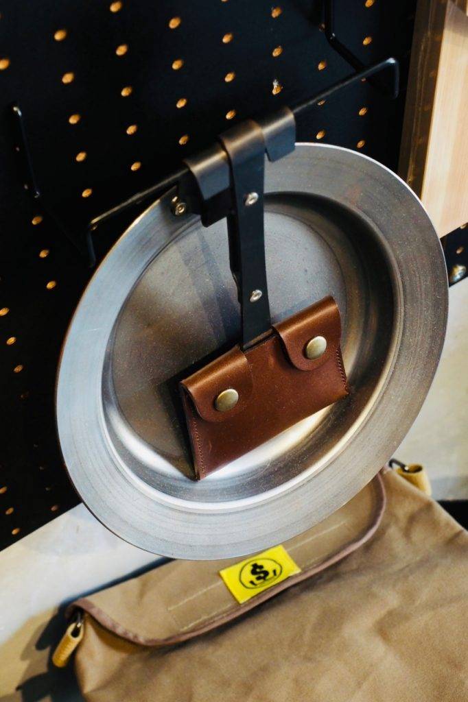 露營用品 焚火碟盤組 $1,200 三叉造型碟柄，配上可作鍋具 及碟具使用的鐵製圓碟。