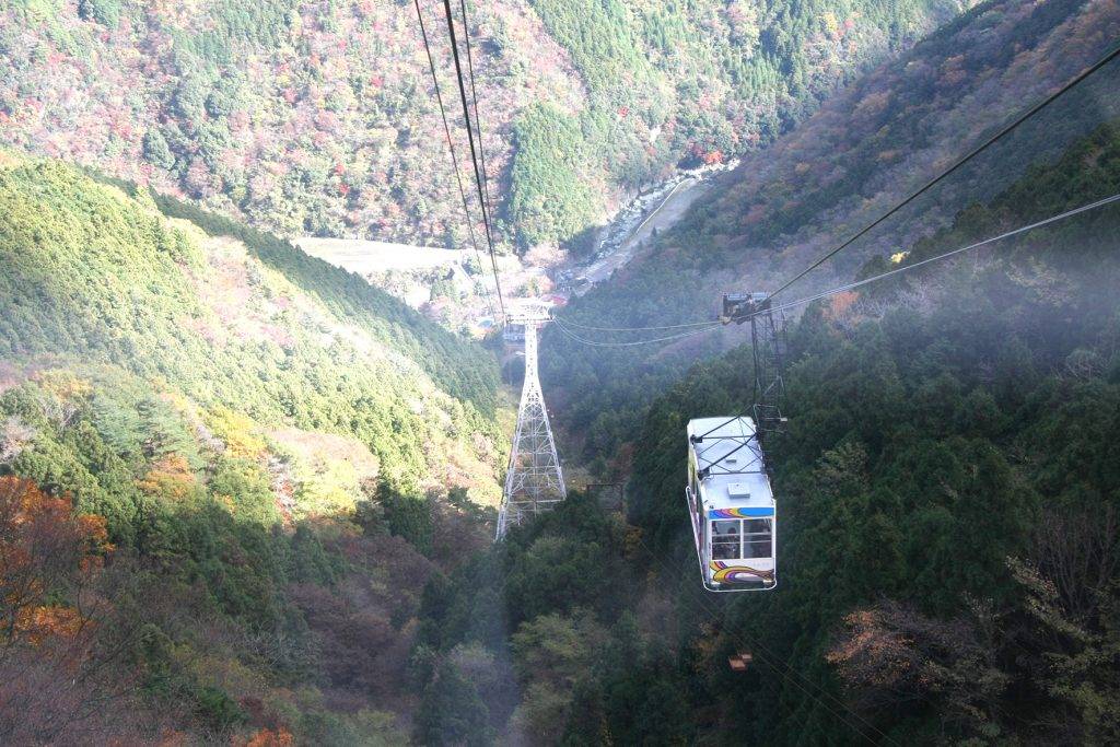 四國 在石鎚登山纜車山麓下谷站可乘纜車往山頂成就站，車程約8分鐘。（圖片提供： 愛媛縣）