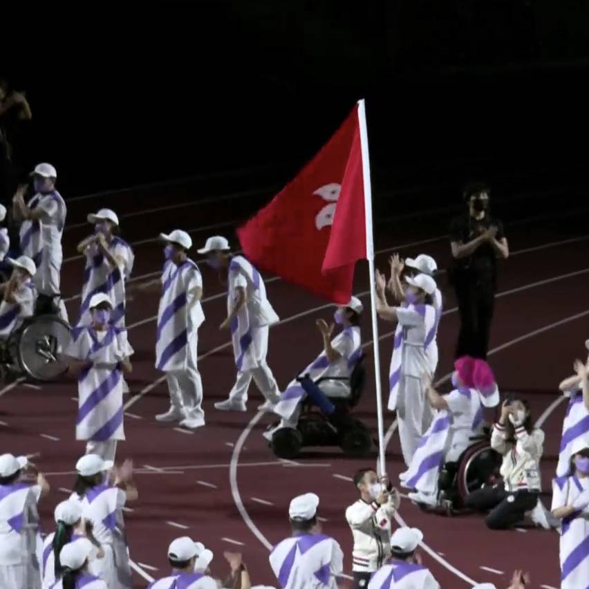 【東京殘奧閉幕禮】香港持旗手朱文佳出場，旗桿伸得筆直，望落自信心滿滿。