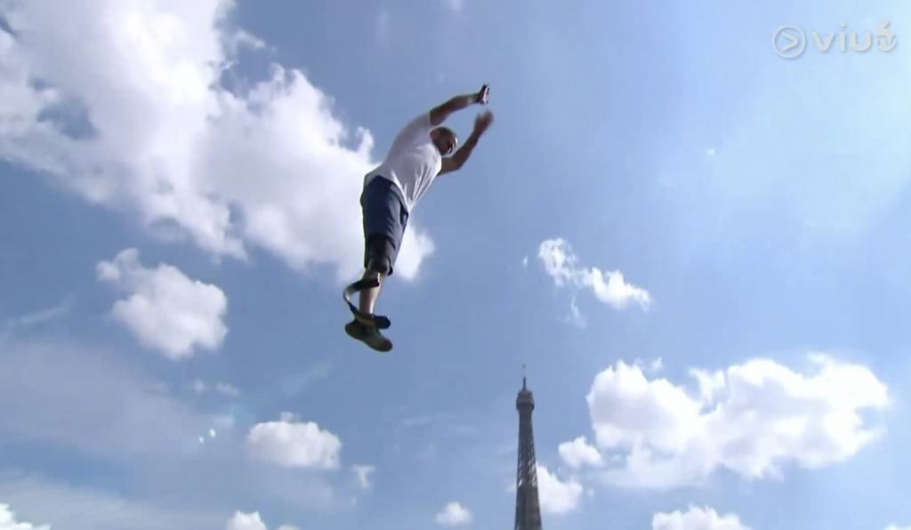 東京殘奧閉幕禮 舞者躍動到天空中，主持人大叫出「ありがとう、東京！感謝，東京！）」，預示巴黎奧運倒計時展開序幕。