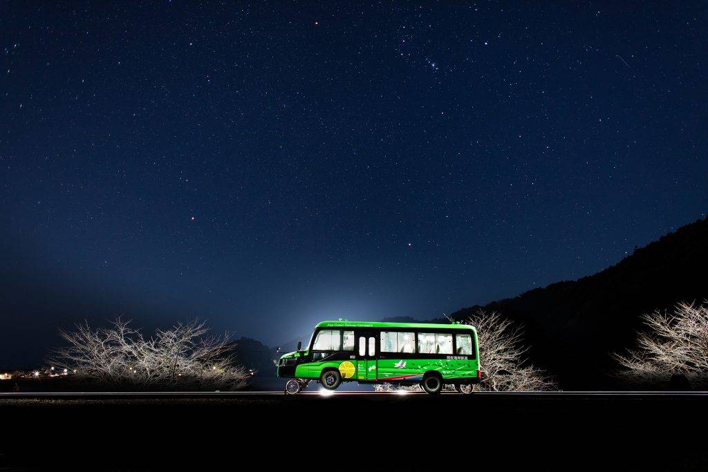 四國 德島的星空特別澄明，坐在雙用車DMV上也可看到美麗的夜空。（圖片提供：德島縣）