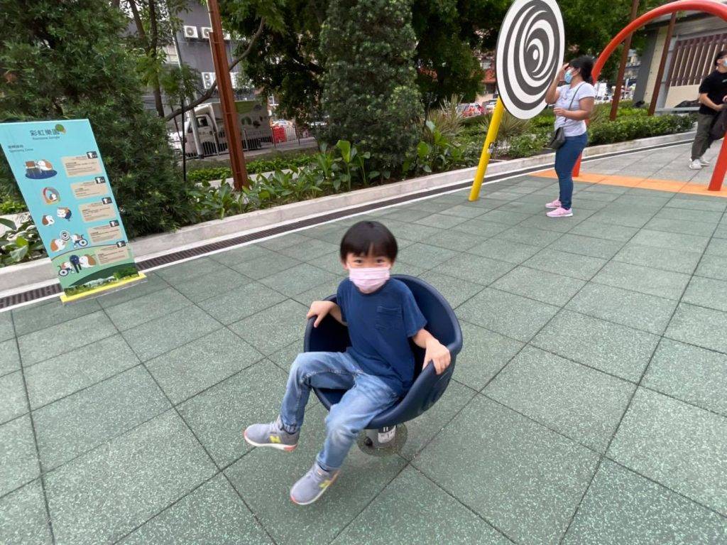 東啟德公園 旋轉椅子適合1歲+），旋轉椅子帶來速度的樂趣。