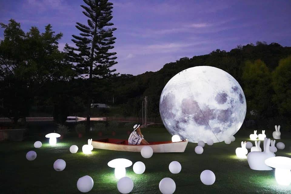 大埔水上樂園即日起至9月22日，每晚6時至10時有「白鷺•團圓 花燈許願祭」，設巨型月亮裝置可以打卡