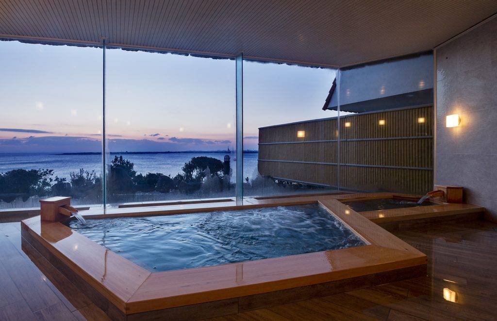 四國 附設有桑拿的大浴場可以邊泡湯邊欣賞到180度無遮擋的海景。（圖片提供：德島縣）