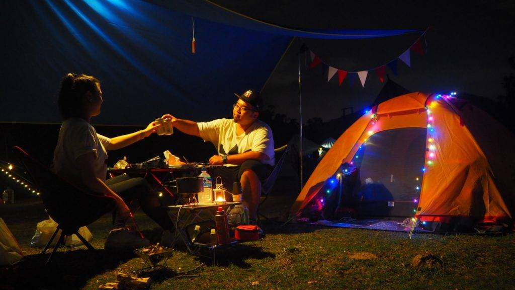 露營用品 店主 Waiton & Michelle情侶檔很熱愛戶外活動，「 露營是個好機會 令城市人重新體驗稍為較原始的生活，親 手搭自己營帳，靠雙手去水源打水，以簡單 的炊具解決三餐。」