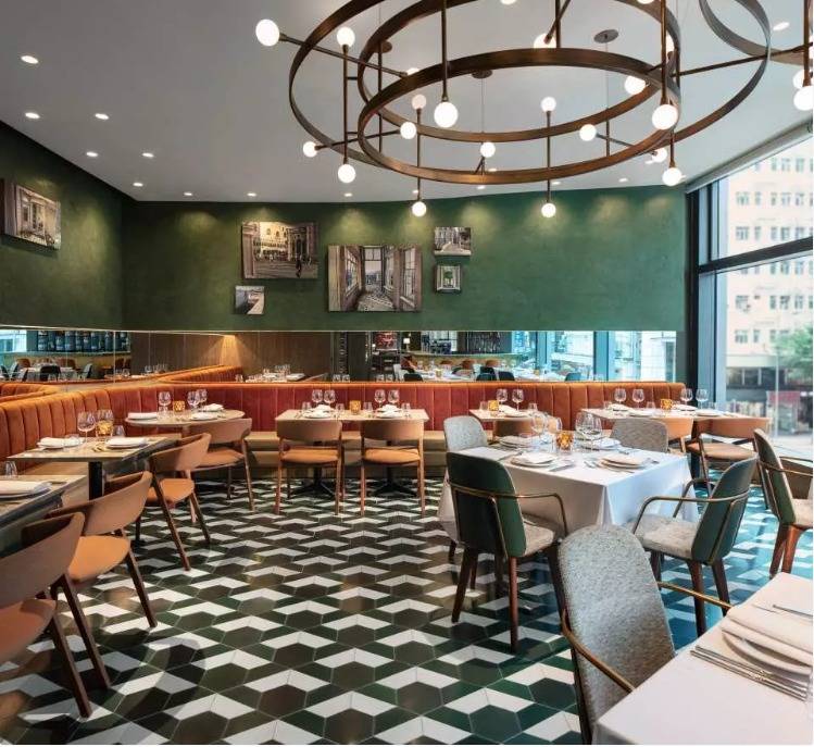 酒店優惠 Lucciola Restaurant & Bar注於意大利的傳統菜式，設計充滿時尚復古感，綠白色的格仔瓷磚把客人帶進以前的年代，懷舊風格的餐廳採光度充足