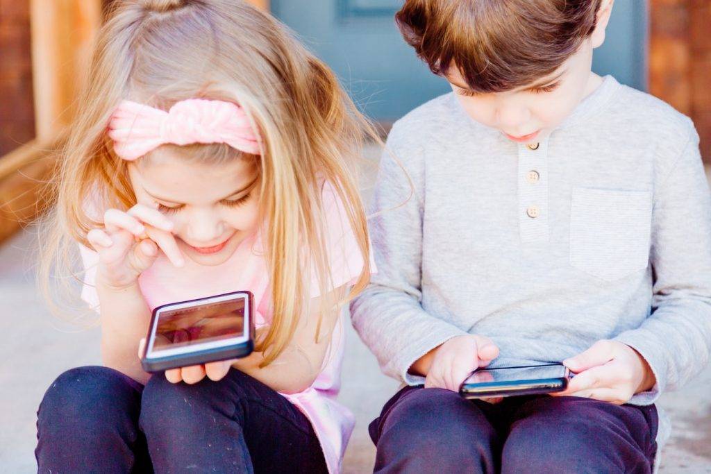 過去小孩VS現在小孩 過去屋企電話是唯一聯絡方法，現今每人都有部智能手機。