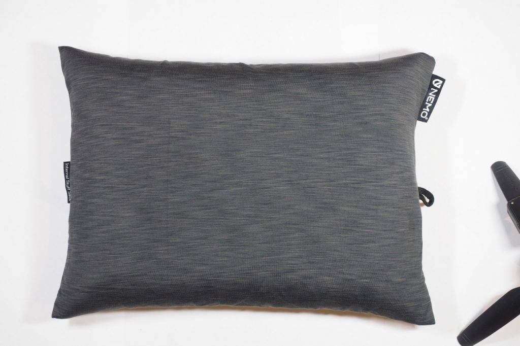 露營用品 Fillo Elite充氣枕頭 $320 輕巧設計，用上柔軟布料配合 獨特設計，附有收納袋，以保 持清潔及方便携帶。