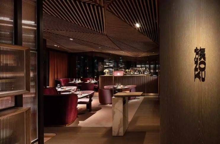 酒店優惠 Zoku Restaurant & Terrace 主打創新雋永的精緻日本料理，露天酒吧可欣賞到醉人景色，並設有大片翠綠的植物牆，宛如置身於綠洲