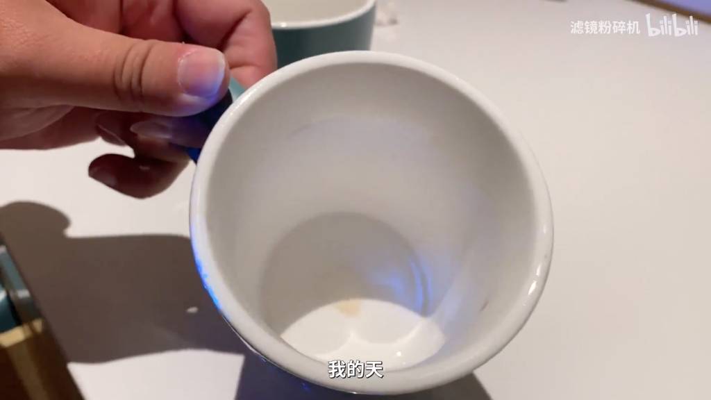 諾金度假酒店水杯仍有上一天的使用痕跡（圖片來源：Bilibili@濾鏡粉碎機）