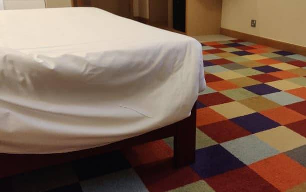 床舖款式是較舊的四腳床架（圖片來源：FB@香港 Staycation 酒店交流谷）