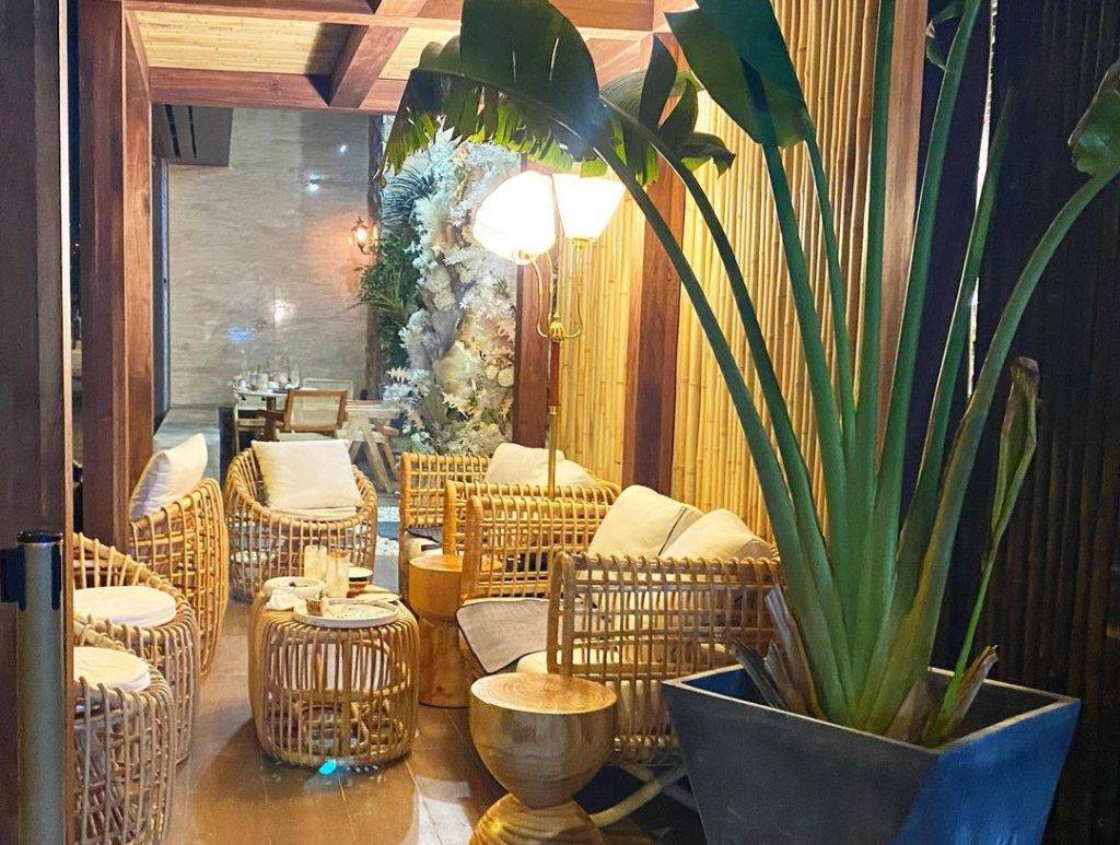 室外雅座選用了藤桌、藤椅，再配合旁邊綠色植物裝飾，讓客人猶如置身泰國海邊餐廳。（圖片來源：Instagram@ber_foodie 授權使用）